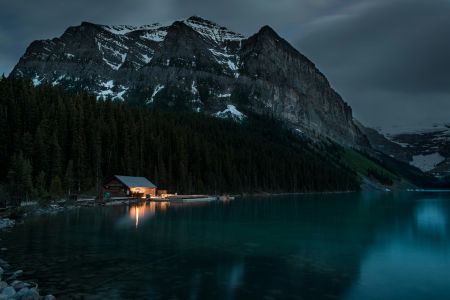 Serene Lake Retreat