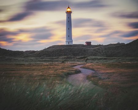 Guiding the Horizon